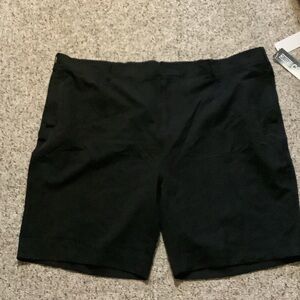 Classic Black Women's Bermuda Shorts‎
